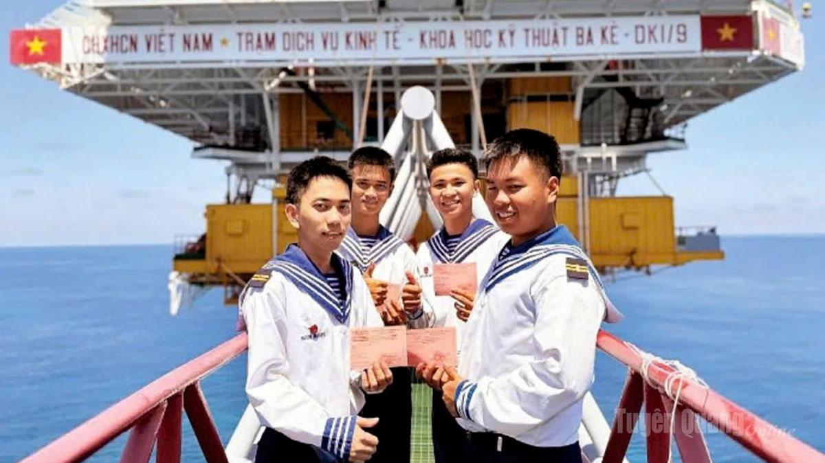 Niềm vui của những chiến sĩ lần đầu tham gia bầu cử đại biểu Quốc hội và HĐND các cấp.                                         Ảnh: CTV