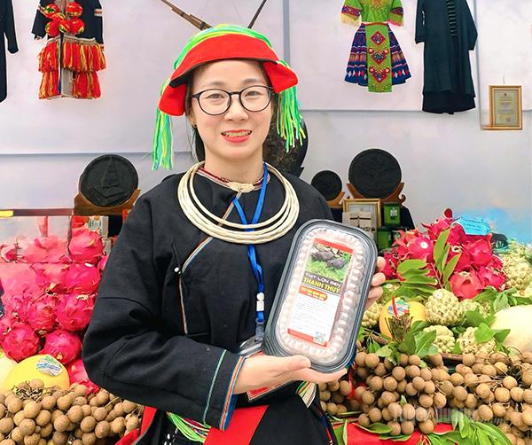 Chị Đặng Thị Hương giới thiệu nông sản địa phương của phụ nữ xã Thanh Thủy.