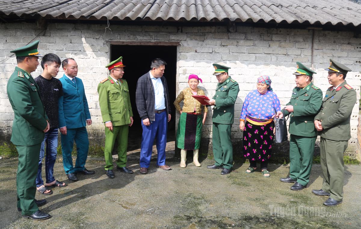 Các lực lượng chức năng phối hợp tuyên truyền pháp luật về bầu cử cho Nhân dân thôn Tùng Vài Phìn.