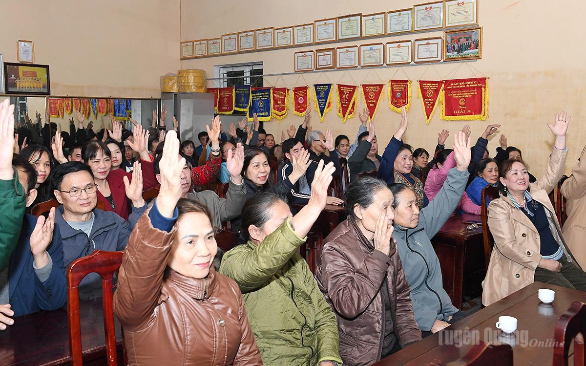 Cử tri tổ dân phố Phan Thiết 15, phường Minh Xuân biểu quyết bày tỏ sự tín nhiệm đối với 
những người được giới thiệu ứng cử đại biểu HĐND các cấp tại hội nghị tổ chức trong tháng 2-2026.