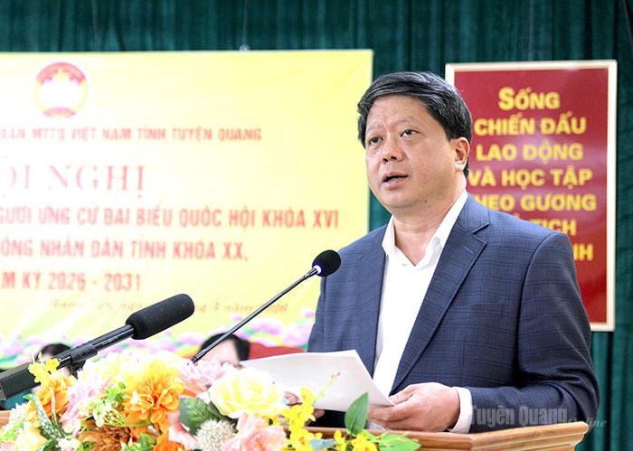 Đồng chí Phó Chủ tịch Thường trực Ủy ban MTTQ Việt Nam tỉnh Hà Trung Kiên giới thiệu tiểu sử tóm tắt của các ứng cử viên.