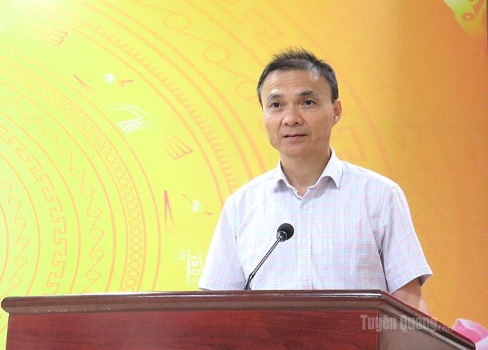 Đồng chí Trần Thanh Thủy, Ủy viên BCH Đảng bộ tỉnh, Trưởng ban Kinh tế - Ngân sách HĐND tỉnh trình bày chương trình hành động tại hội nghị.