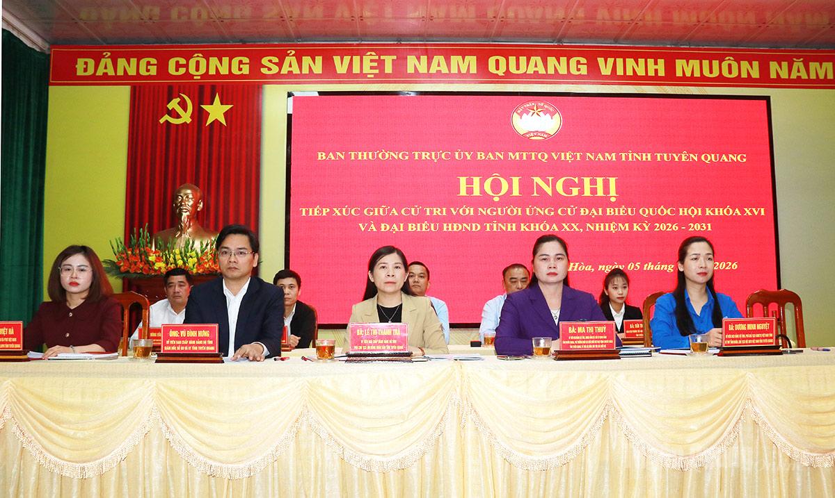 Các ứng cử viên đại biểu Quốc hội khóa XVI và đại biểu HĐND tỉnh khóa XX dự buổi tiếp xúc cử tri tại xã Thái Hòa.