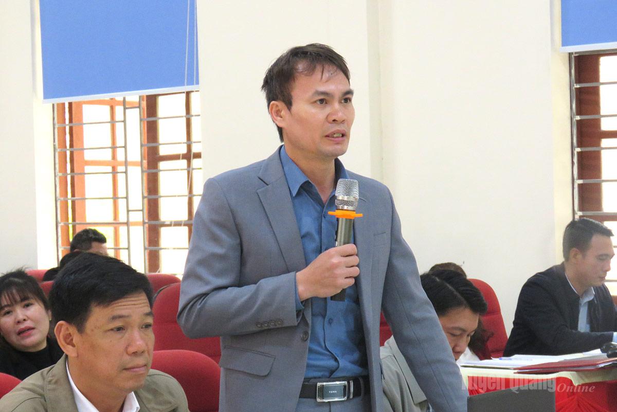 Cử tri xã Tiên Nguyên nêu kiến nghị tại hội nghị.