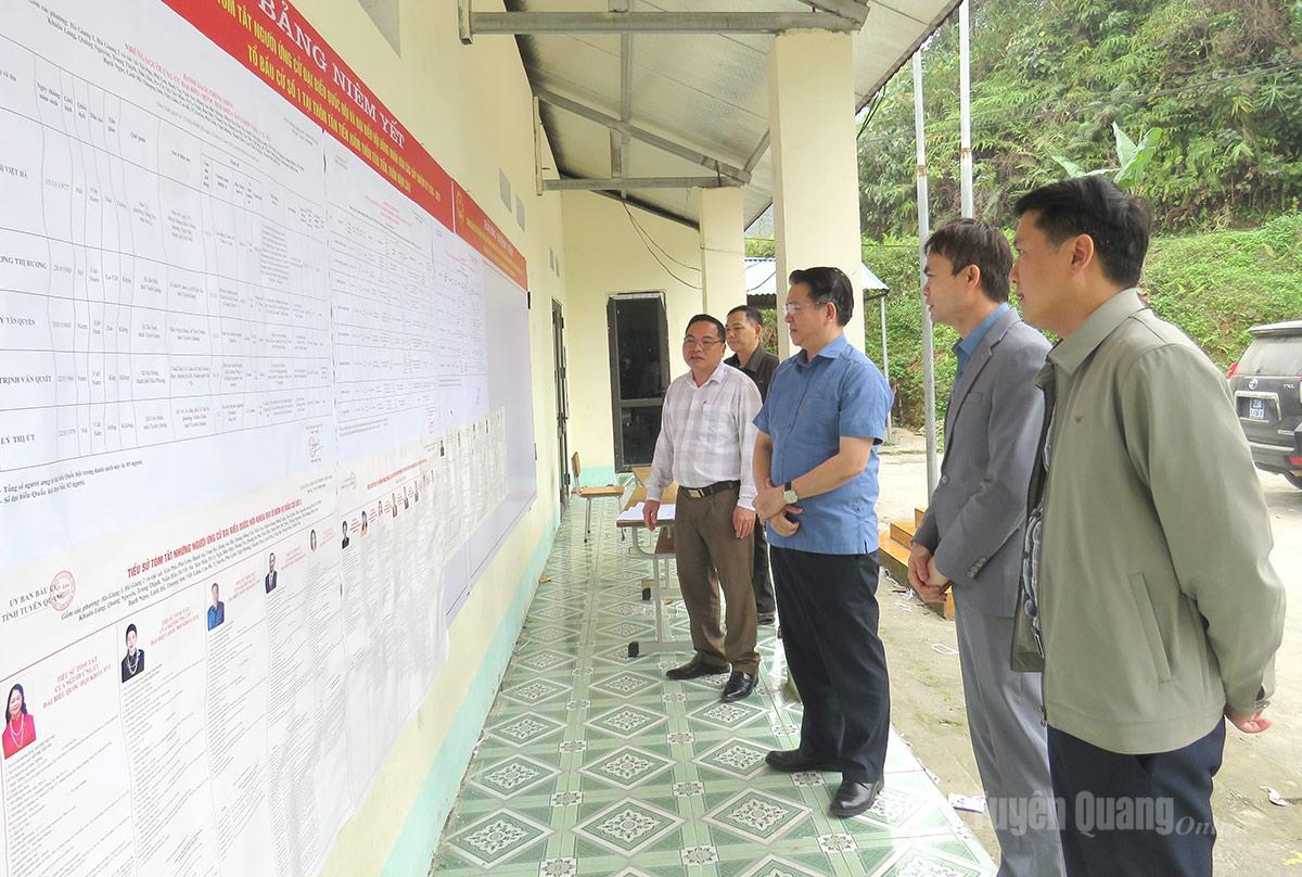 Trưởng ban Tuyên giáo và Dân vận Tỉnh ủy kiểm tra công tác chuẩn bị bầu cử tại thôn Tân Tiến, xã Tiên Nguyên