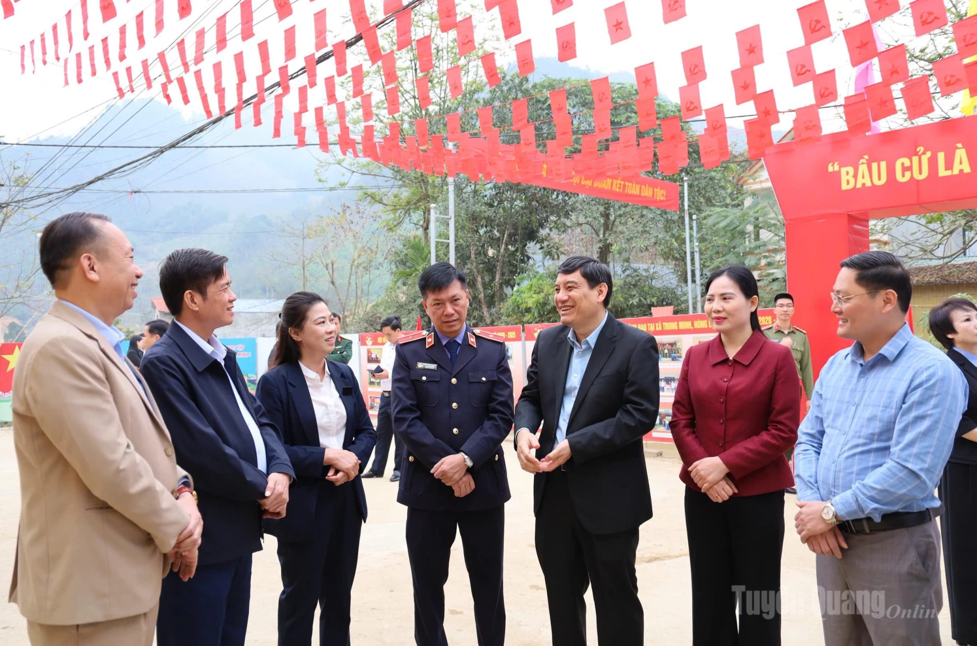 Ứng cử viên đại biểu Quốc hội và đại biểu HĐND tỉnh tiếp xúc cử tri xã Hùng Lợi