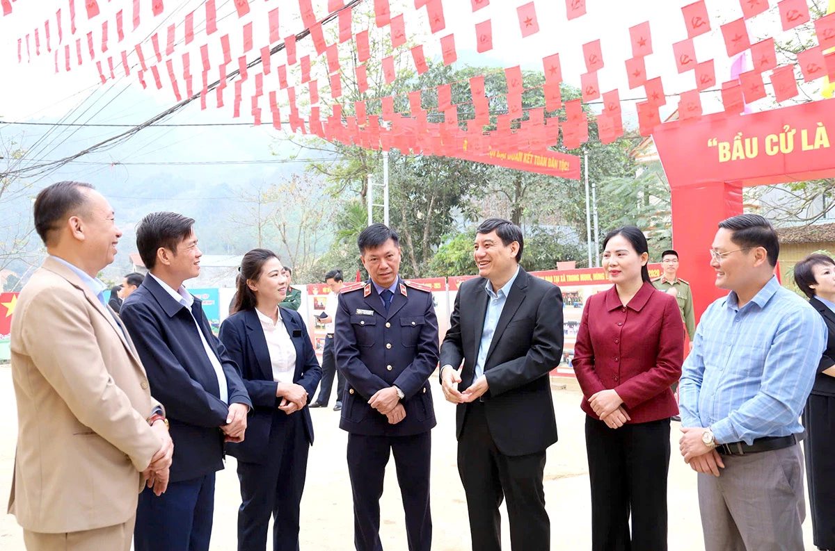 Các đại biểu gặp gỡ, trao đổi bên lề hội nghị.