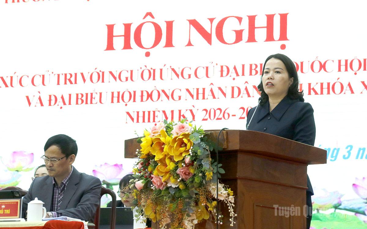 Ứng cử viên đại biểu Quốc hội khóa XVI Lý Thị Lan, Ủy viên BTV Tỉnh ủy, Trưởng Đoàn ĐBQH hoạt động chuyên trách khóa XV tỉnh Tuyên Quang, Ủy viên Ủy ban Quốc phòng An ninh và Đối ngoại của Quốc hội trình bày chương trình hành động trước cử tri.

