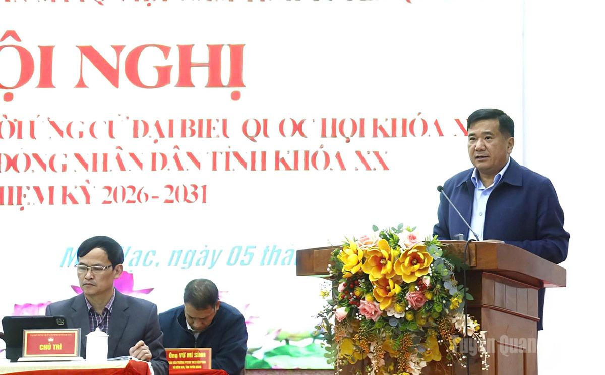 Ứng cử viên đại biểu HĐND tỉnh khóa XX Hầu Minh Lợi trình bày Chương trình hành động tại buổi tiếp xúc.