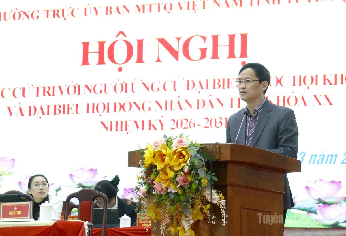 Đồng chí Triệu Tài Phong, Phó Chủ tịch Ủy ban MTTQ tỉnh, Chủ tịch LĐLĐ tỉnh giới thiệu tiểu sử của các ứng cử viên.