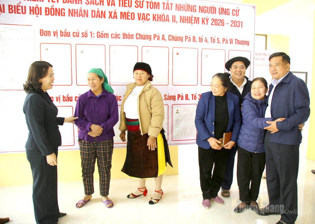  Các ứng cử viên đại biểu Quốc hội và đại biểu HĐND tỉnh gặp gỡ, trò chuyện với cử tri xã Mèo Vạc.