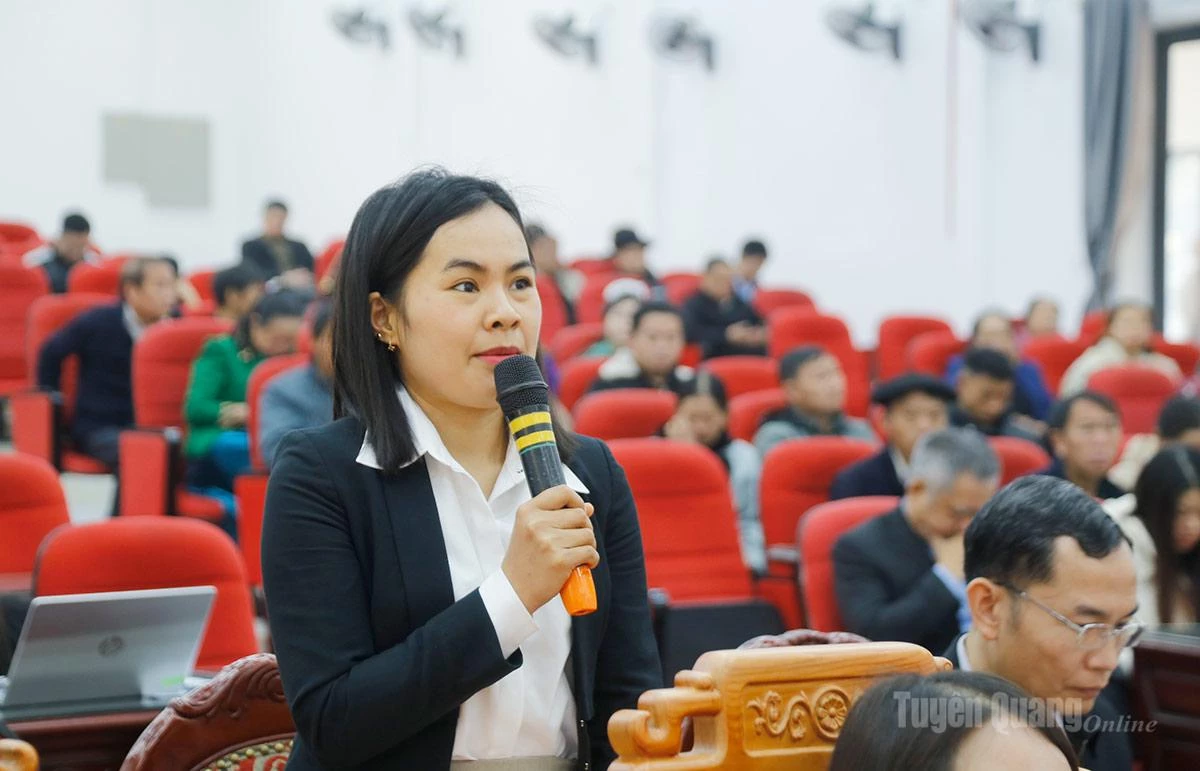 Cử tri xã Mèo Vạc nêu các kiến nghị đến các ứng cử viên.