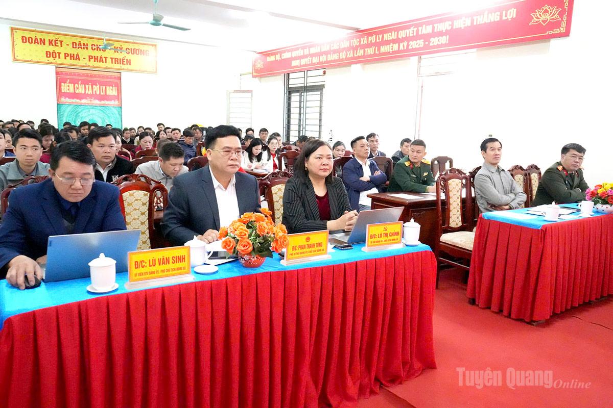 Cử tri xã Pờ Ly Ngài tham dự Hội nghị tiếp xúc cử tri.