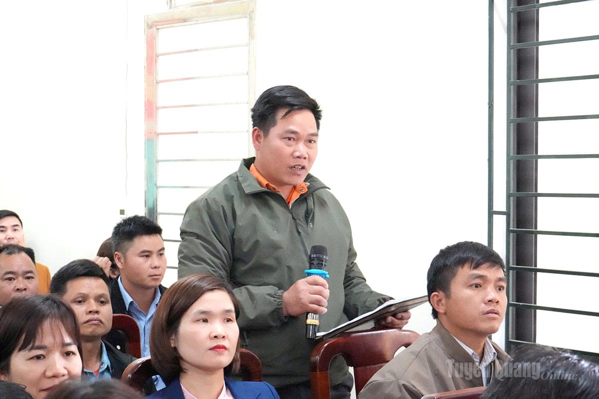 Cử tri xã Pờ Ly Ngài nêu kiến nghị tại buổi tiếp xúc.