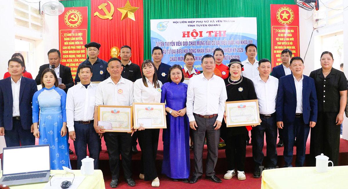 Lãnh đạo xã Yên Thành trao giải cho các đội tham gia hội thi tuyên truyền viên giỏi chào mừng ngày bầu cử.