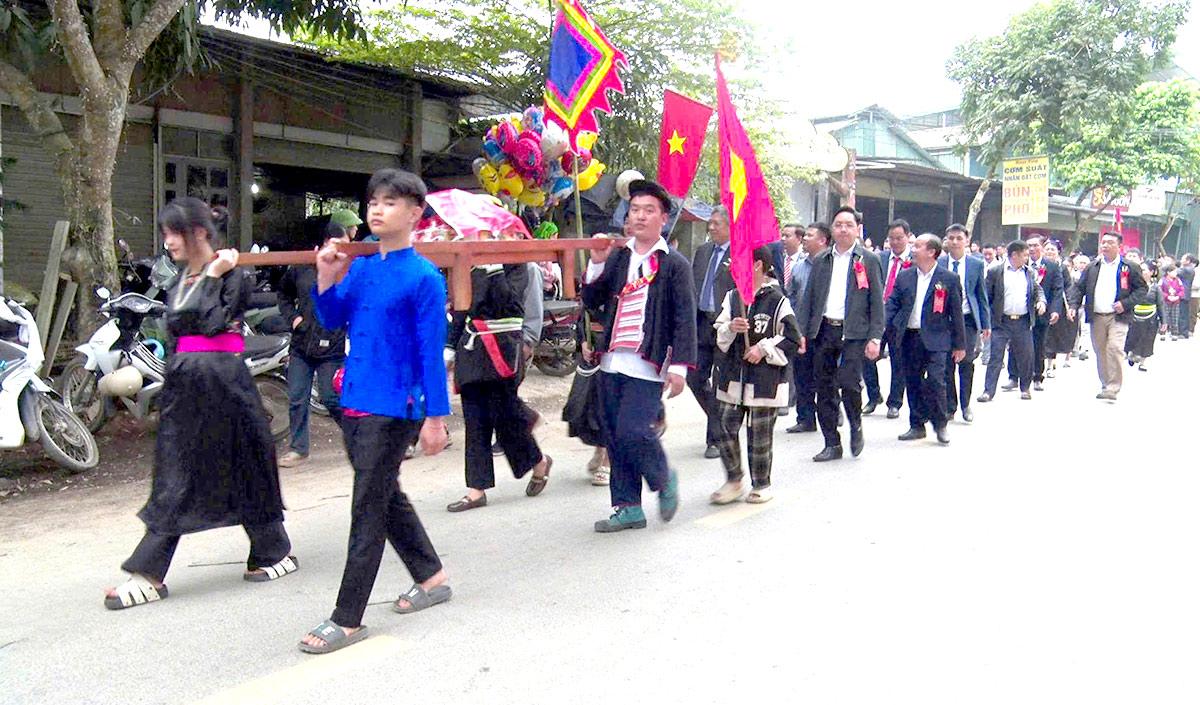 Lễ rước dâng hương Đình Mường tại Lễ hội Đình Mường xã Khuôn Lùng