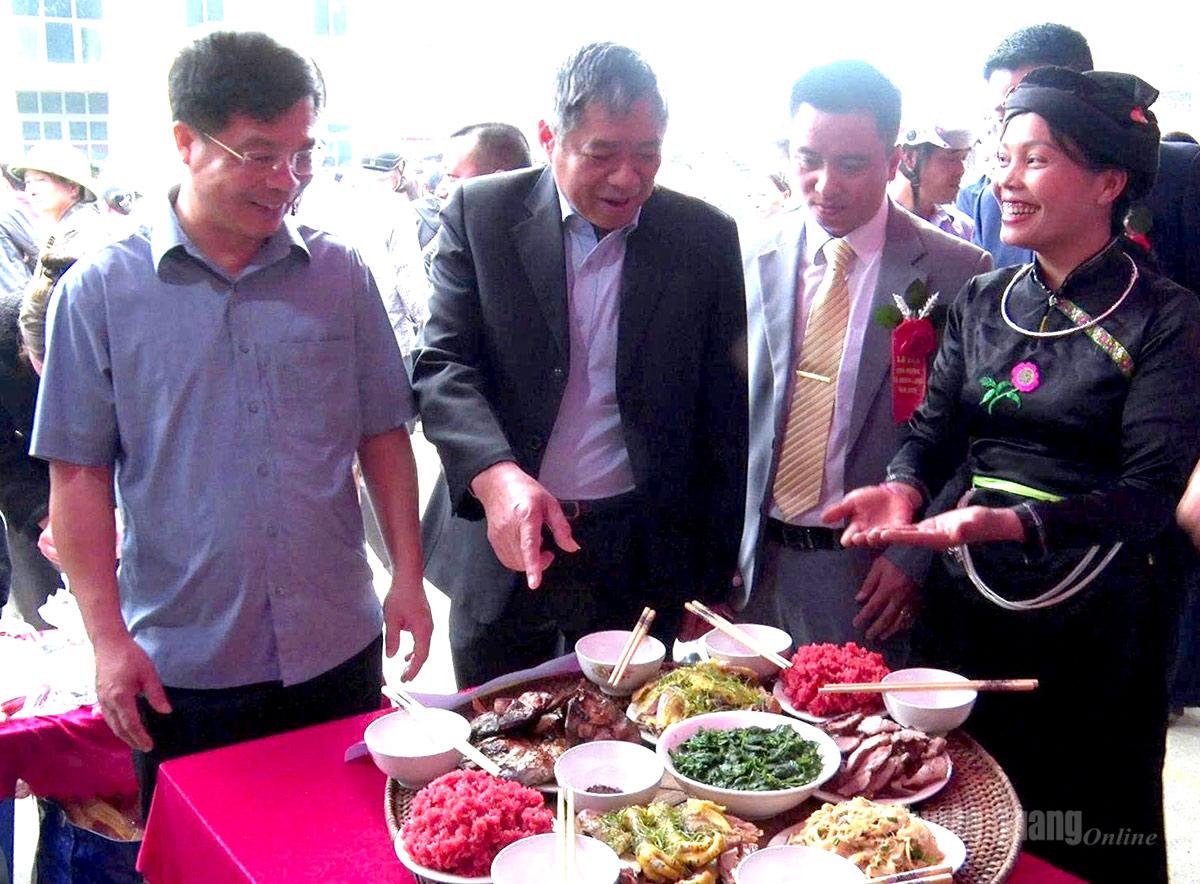 Đồng chí Nguyễn Hồng Trang, Ủy viên Ban Thường vụ Tỉnh ủy, Phó Bí thư Thường trực Đảng ủy các cơ quan Đảng tỉnh tham quan gian hàng giới thiệu ẩm thực truyền thống của địa phương.