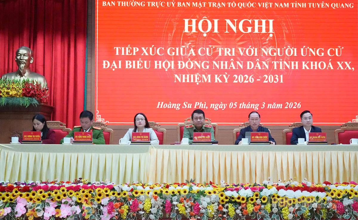 Các ứng viên ứng cử đại biểu HĐND tỉnh khóa XX, nhiệm kỳ 2026 - 2030 đơn vị bầu cử số 9 dự hội nghị tiếp xúc cử tri xã Hoàng Su Phì.