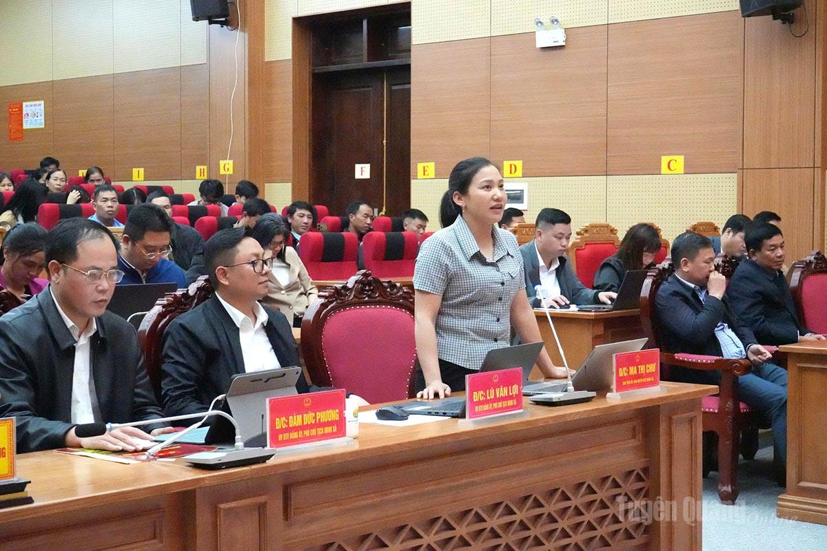 Cử tri xã Hoàng Su Phì nêu kiến nghị tại buổi tiếp xúc.