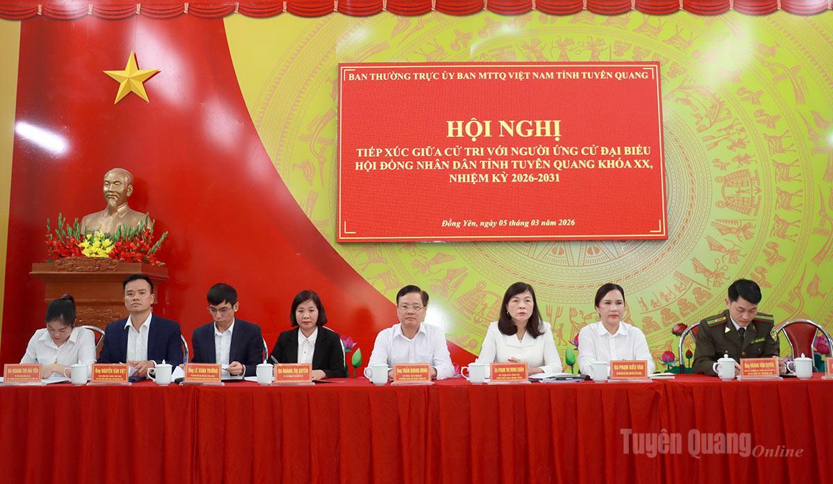  Các ứng cử viên đại biểu HĐND tỉnh thuộc đơn vị bầu cử số 7 tiếp xúc cử tri vận động bầu cử tại xã Đồng Yên.