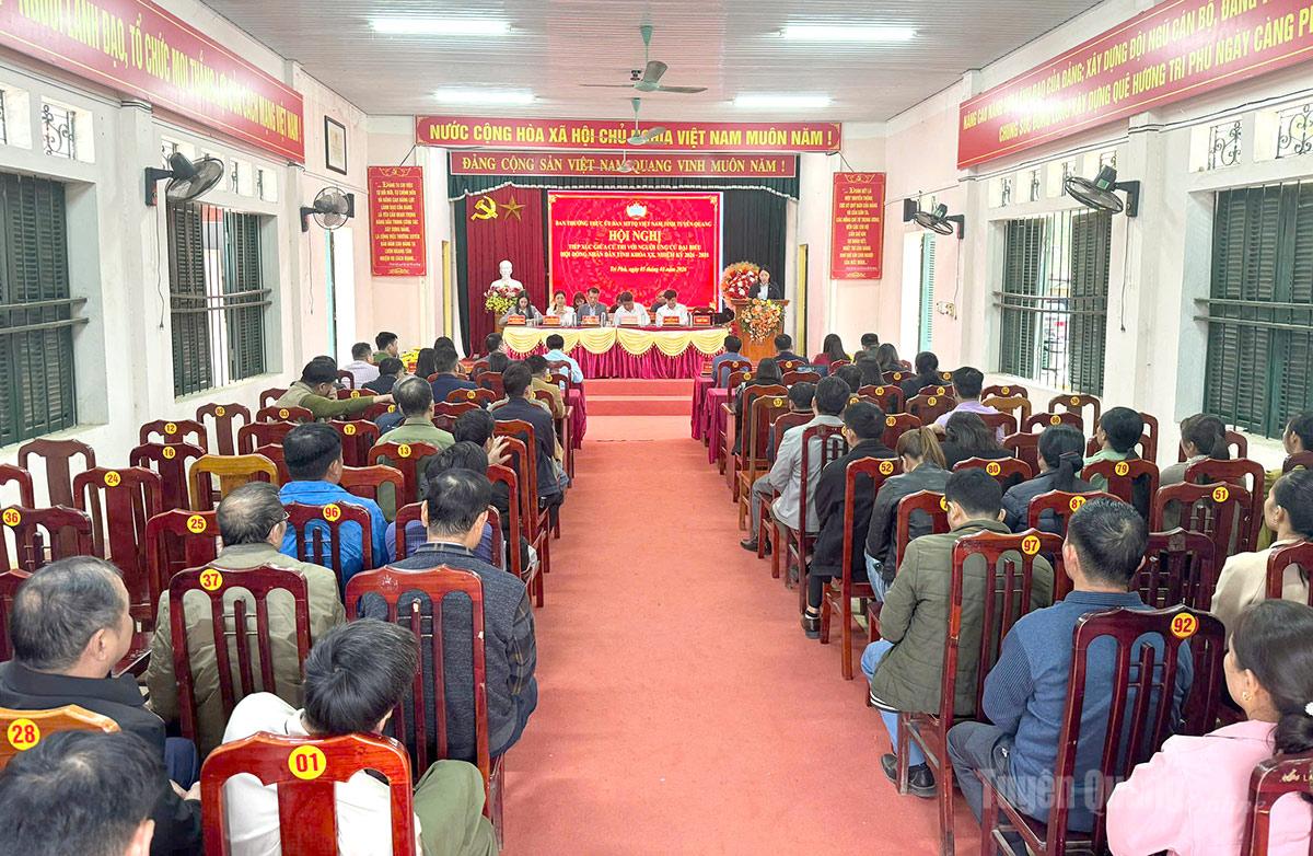 Quang cảnh buổi tiếp xúc cử tri xã Tri Phú.