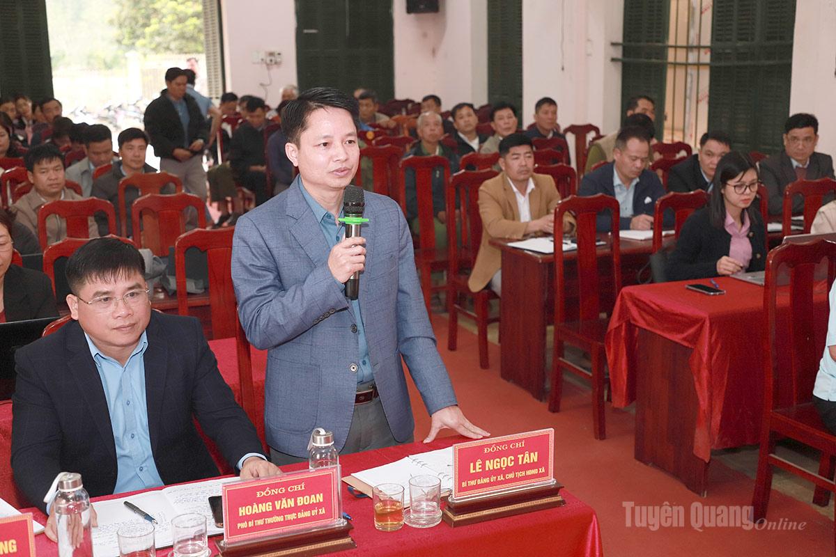 Cử tri xã Tri Phú nêu ý kiến tại buổi tiếp xúc.