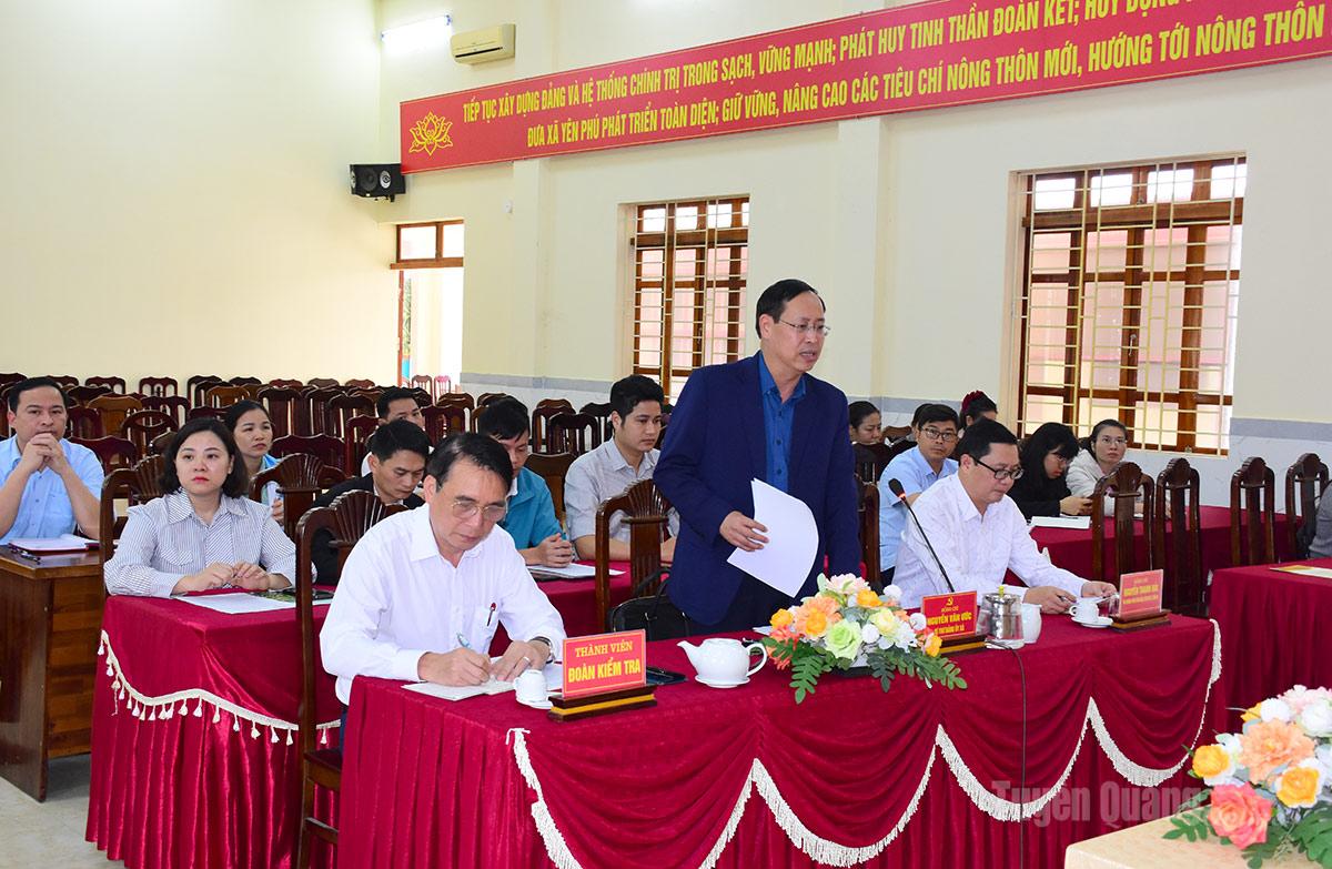 Lãnh đạo Ủy ban Bầu cử xã Yên Phú báo cáo với đoàn công tác, chuẩn bị bầu cử trên địa bàn xã.