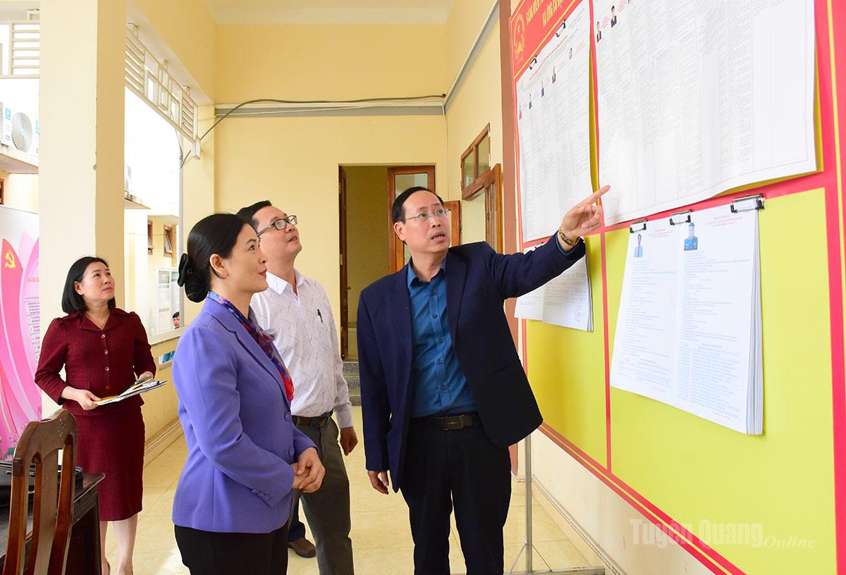  Đồng chí Phó Chủ tịch UBND tỉnh Vương Ngọc Hà kiểm tra việc niêm yết danh sách và tiểu sử tóm tắt người ứng cử đại biểu Quốc hội và HĐND các cấp tại trụ sở Đảng uỷ, UBND xã Yên Phú.