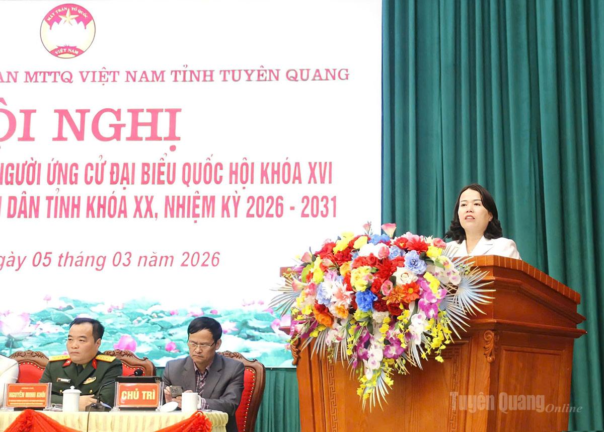 Đồng chí Lý Thị Lan, Ủy viên BTV Tỉnh ủy, Trưởng Đoàn ĐBQH hoạt động chuyên trách khóa XV tỉnh Tuyên Quang phát biểu tại hội nghị