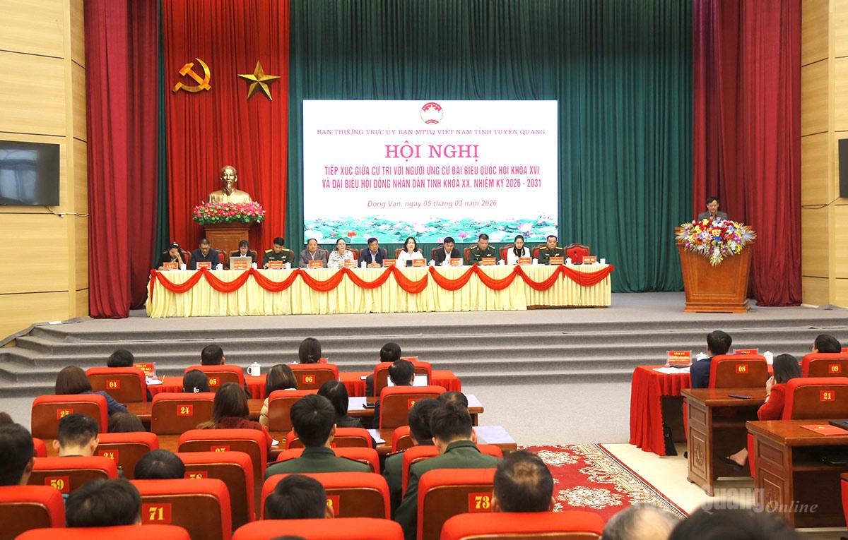 Toàn cảnh buổi tiếp xúc cử tri tại xã Đồng Văn