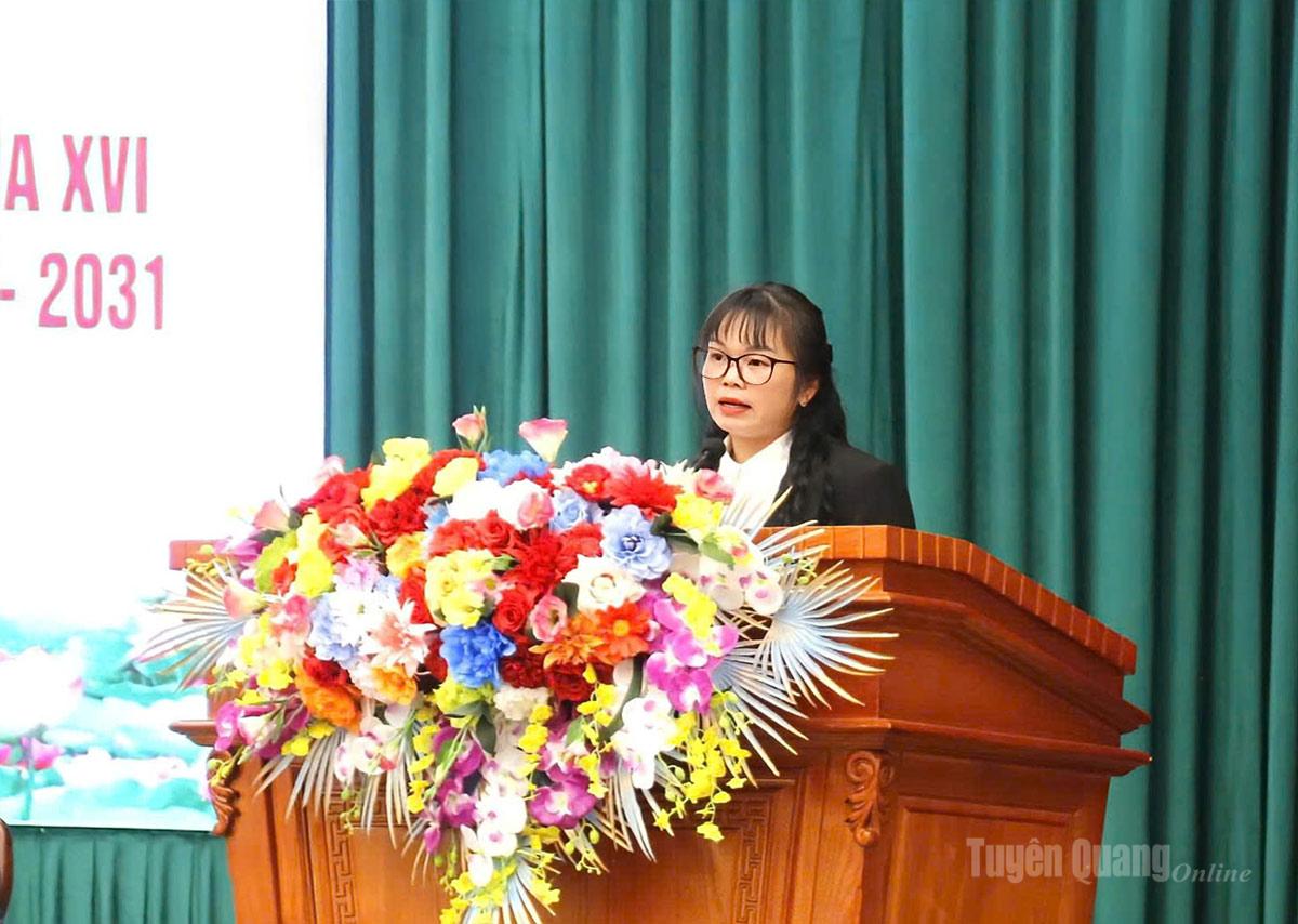 Ứng cử viên đại biểu Quốc hội Ngô Thị Xuyến Thanh trình bày chương trình hành động tại hội nghị.