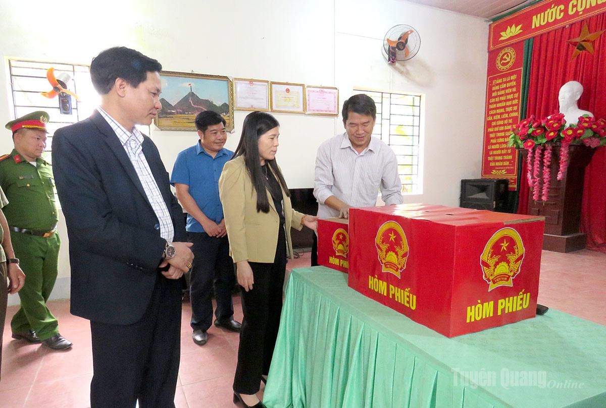 Phó Chủ tịch HĐND tỉnh Lê Thị Thanh Trà kiểm tra công tác chuẩn bị bầu cử tại thôn Trang xã Xuân Giang