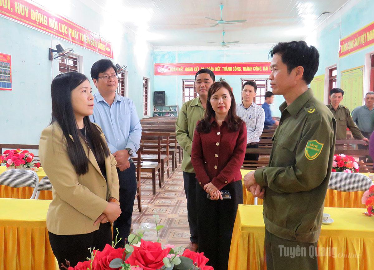 Đồng chí Lê Thị Thanh Trà trao đổi, nắm bắt tình hình chuẩn bị bầu cử tại thôn Hạ, xã Bằng Lang