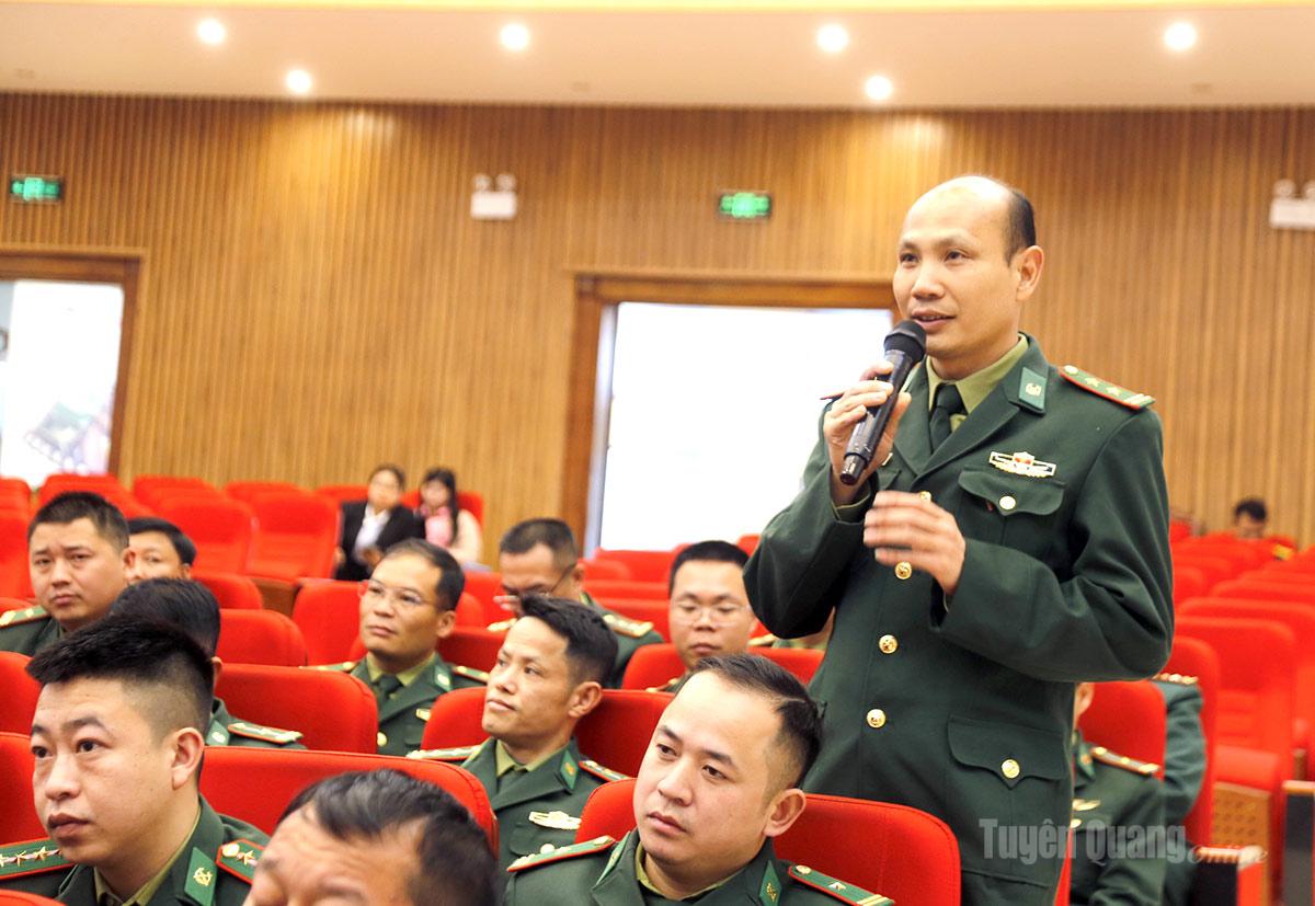 Đại diện Đồn Biên phòng nêu kiến nghị tại buổi tiếp xúc.