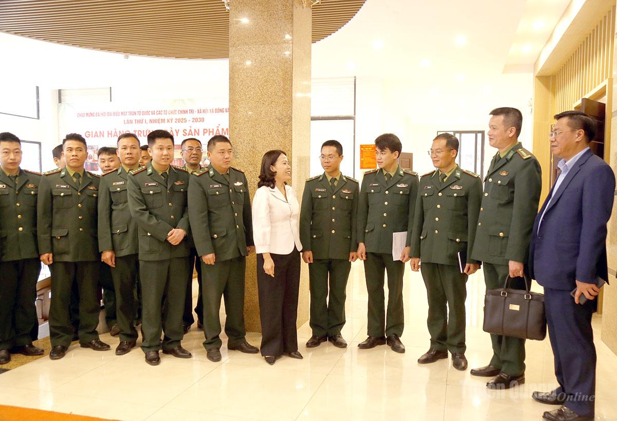 Các ứng cử viên đại biểu Quốc hội gặp gỡ cán bộ, chiến sĩ Đồn Biên phòng Đồng Văn