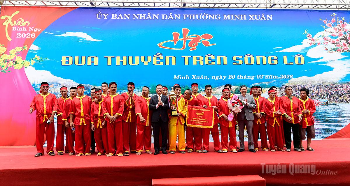 Phường Nông Tiến giành giải Nhất Hội đua thuyền trên sông Lô năm 2026.