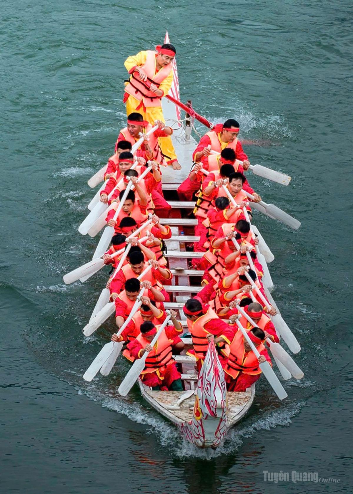 Đội đua thuyền
Phường Nông Tiền.