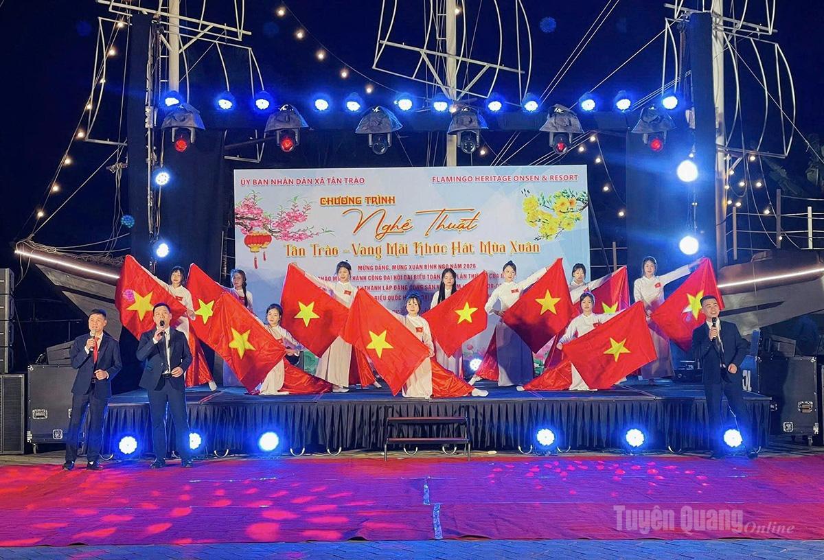 Người dân xã Tân Trào biểu diễn văn nghệ mừng Đảng, mừng Xuân, chào mừng ngày bầu cử.