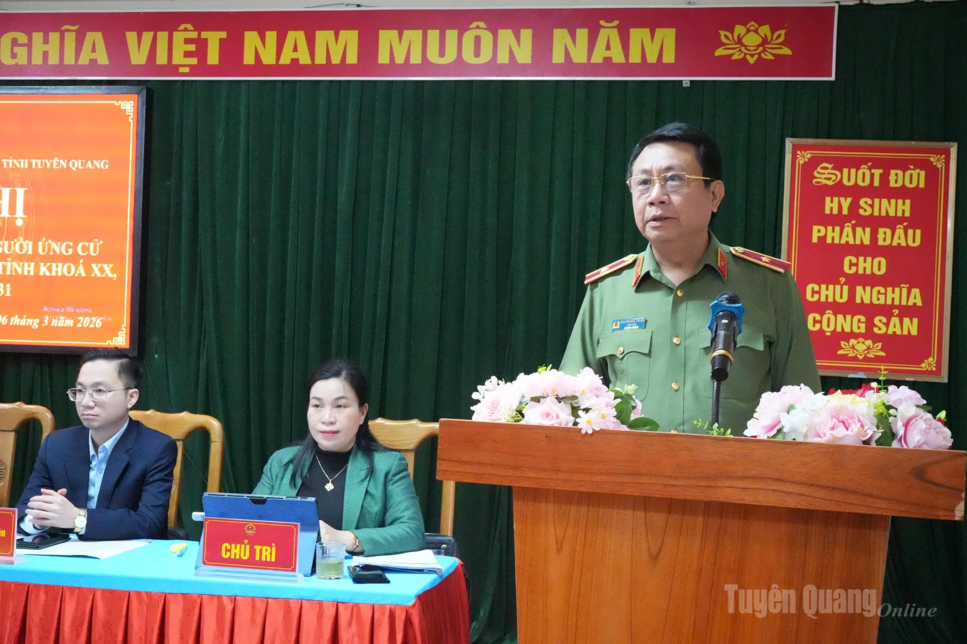 Thiếu tướng Nguyễn Đức Thuận, Uỷ viên Ban Thường vụ Tỉnh ủy, Giám đốc Công an tỉnh phát biểu tại buổi tiếp xúc.