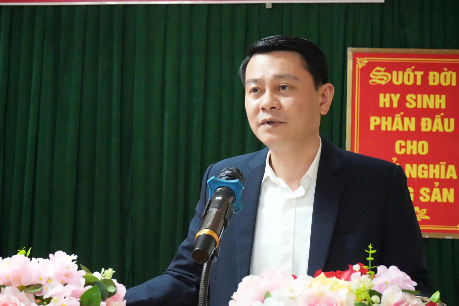 Ứng cử viên Nguyễn Trung Nguyên, Bí thư Đảng uỷ, Chủ tịch HĐND xã Tân Quang trình bày chương trình hành động.