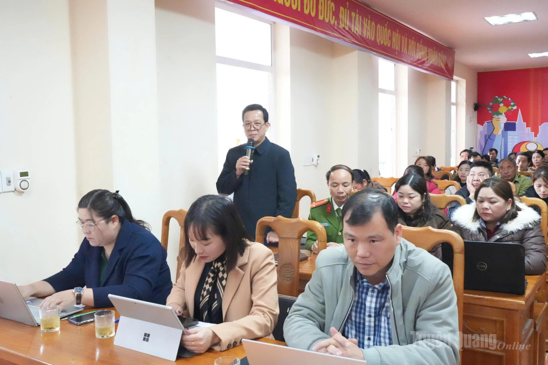 Cử tri xã Nậm Dịch phát biểu ý kiến tại buổi tiếp xúc.