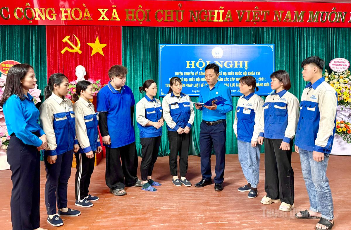 Lãnh đạo Liên đoàn Lao động tỉnh tuyên truyền công tác bầu cử đại biểu Quốc hội khóa XVI và đại biểu HĐND các cấp nhiệm kỳ 2026 - 2031 cho đoàn viên, người lao động Công ty Cổ phần Cơ khí Tuyên Quang, phường Minh Xuân.
