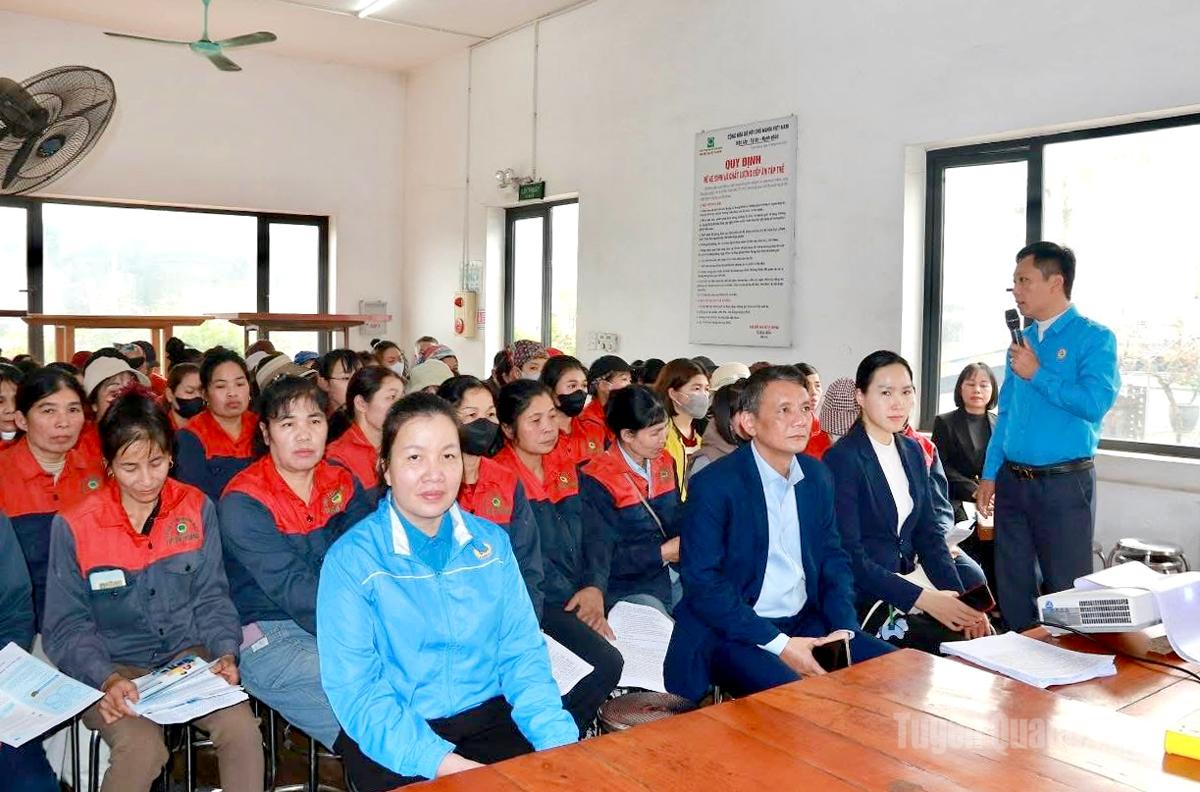 Đoàn viên, người lao động Công ty TNHH Sao Việt và Công ty Cổ phần 
Luyện kim Tuyên Quang tham dự Hội nghị tuyên truyền công tác bầu cử.