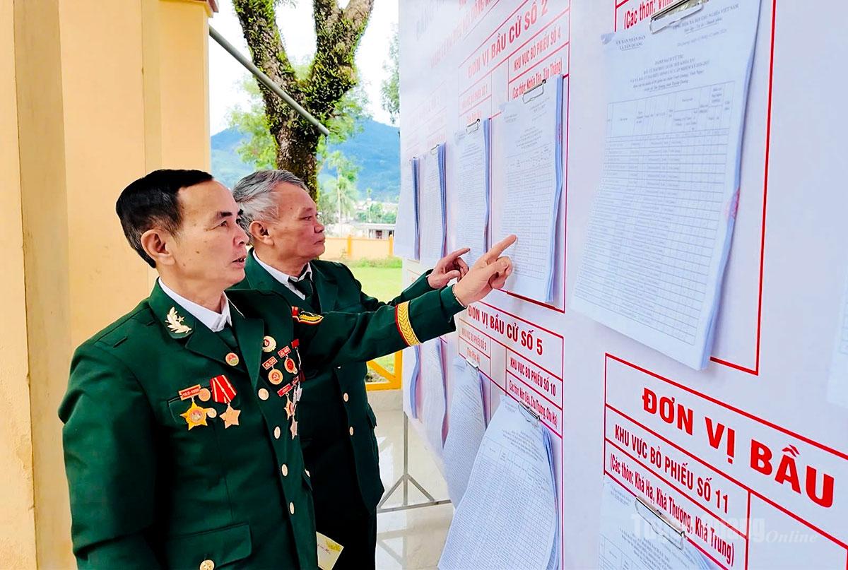 Cử tri Cựu chiến binh xã Tân Quang xem danh sách các đại biểu.