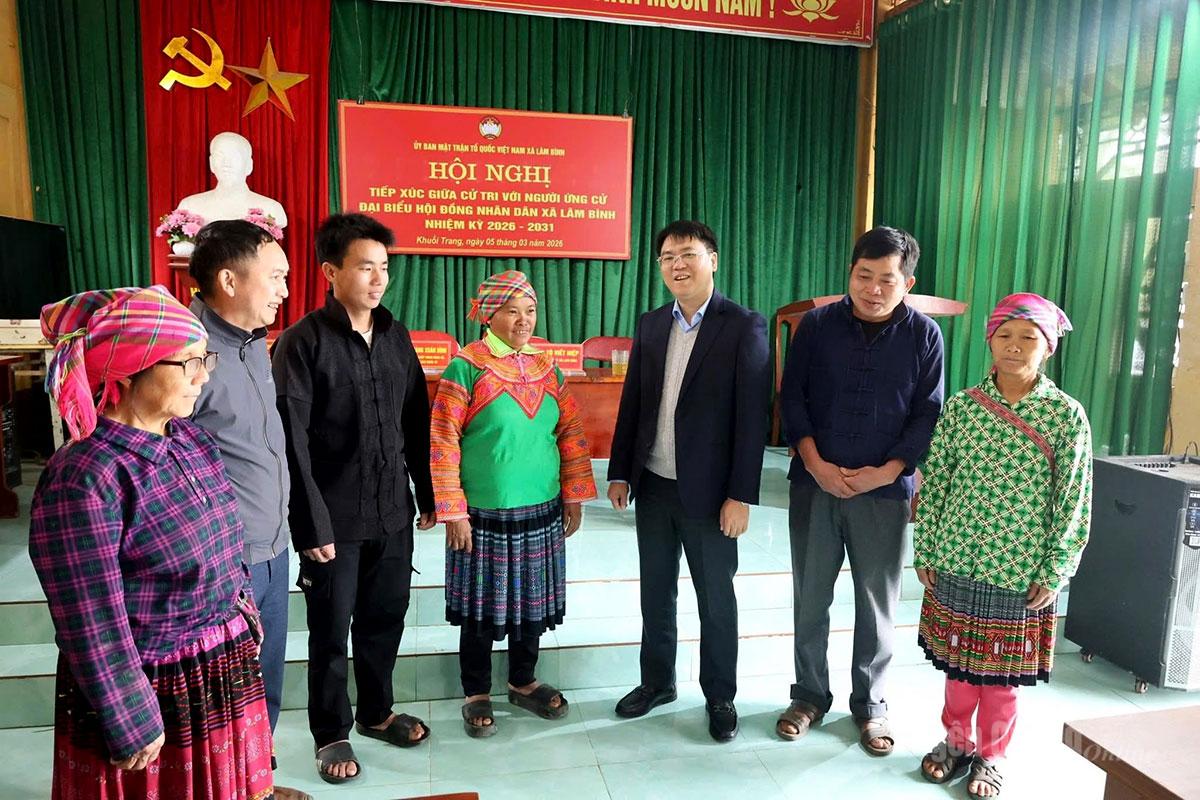 Các ứng cử viên đại biểu HĐND xã Lâm Bình tiếp xúc cử tri tại thôn Khuổi Trang.