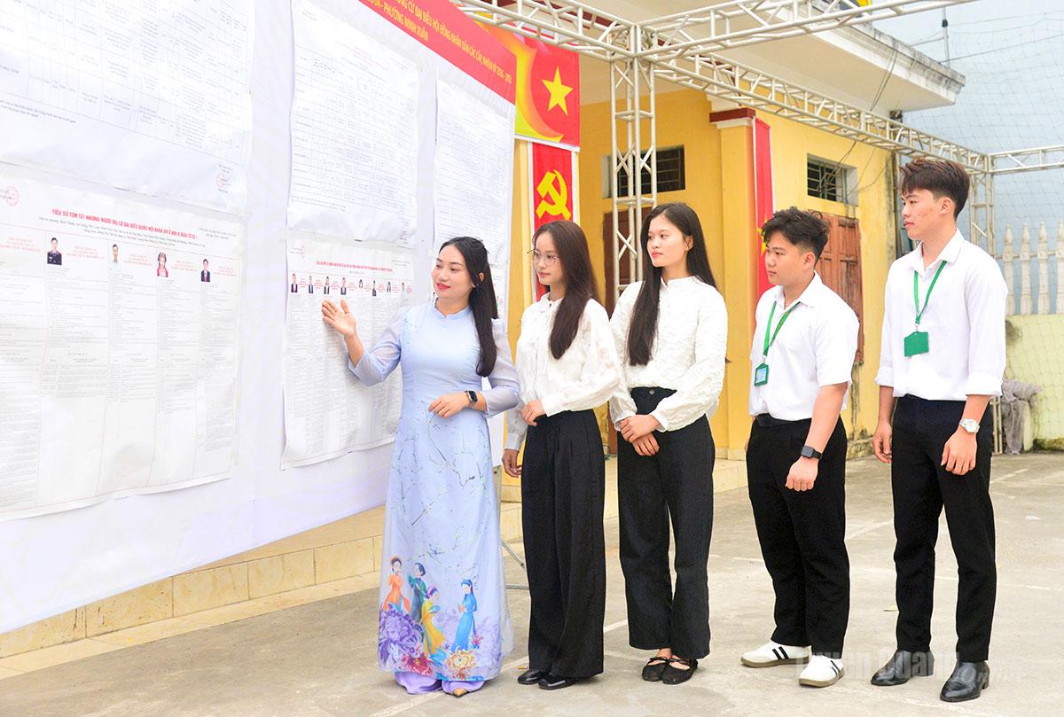 Đoàn viên, thanh niên Trường Đại học Tân Trào tìm hiểu thông tin về tiểu sử, quá trình công tác của các ứng cử viên đại biểu Quốc hội khóa XVI và đại biểu HĐND các cấp nhiệm kỳ 2026 - 2031.
