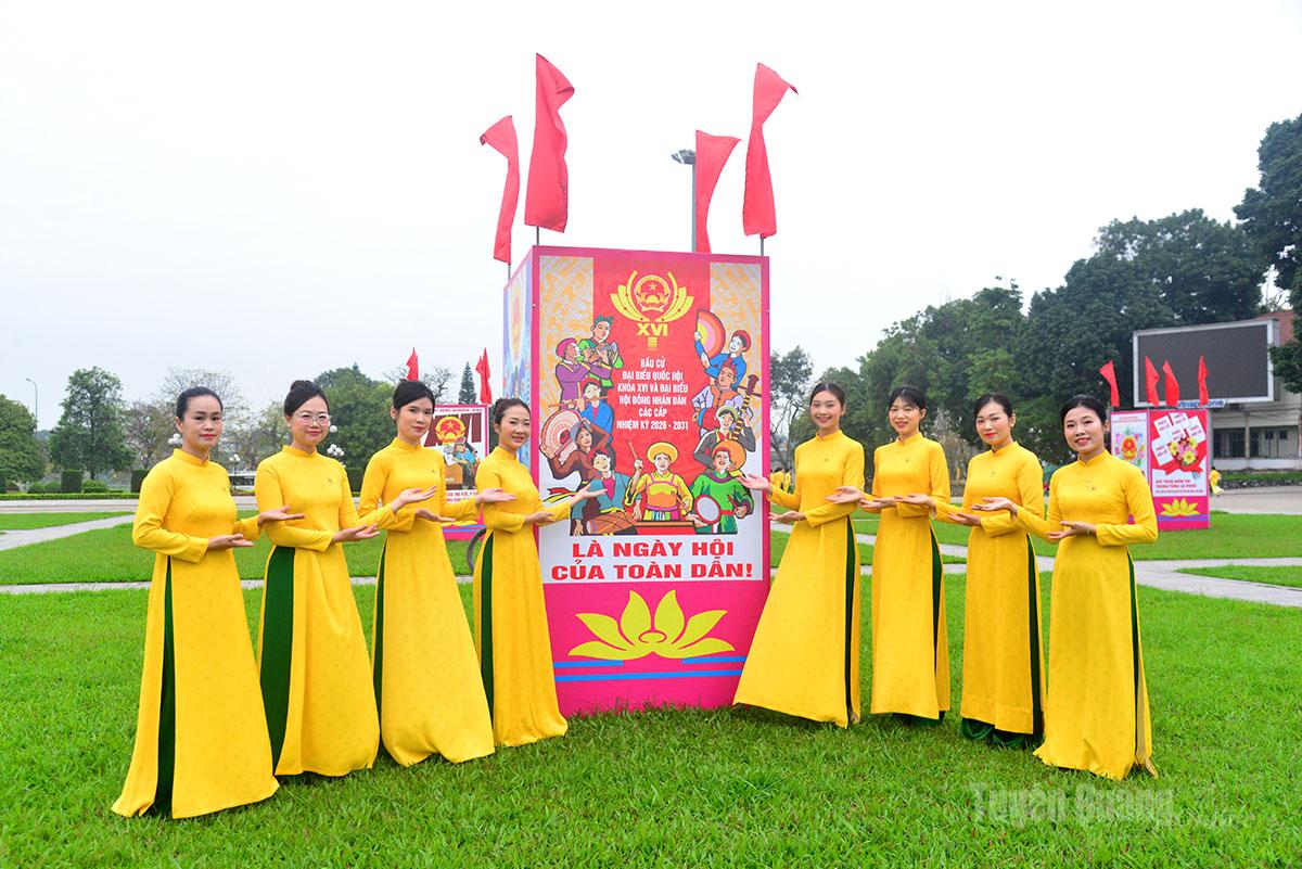 Các cử tri trẻ phấn khởi hướng về 
cuộc bầu cử đại biểu 
Quốc hội khóa XVI và đại biểu HĐND 
các cấp nhiệm kỳ 2026 - 2031.