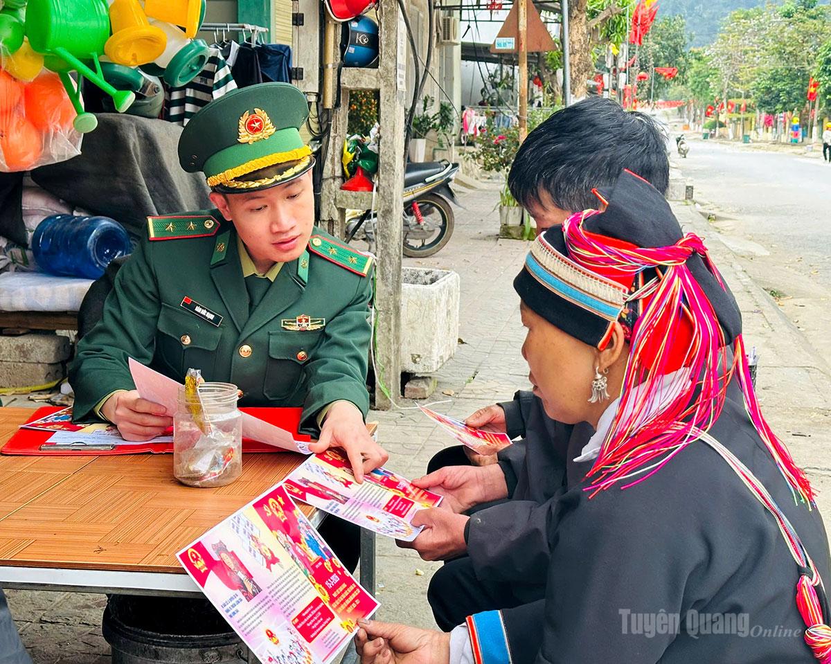 Cán bộ, chiến sỹ Đồn Biên phòng Cửa khẩu Quốc tế Thanh Thủy tuyên truyền cho người dân về bầu cử.