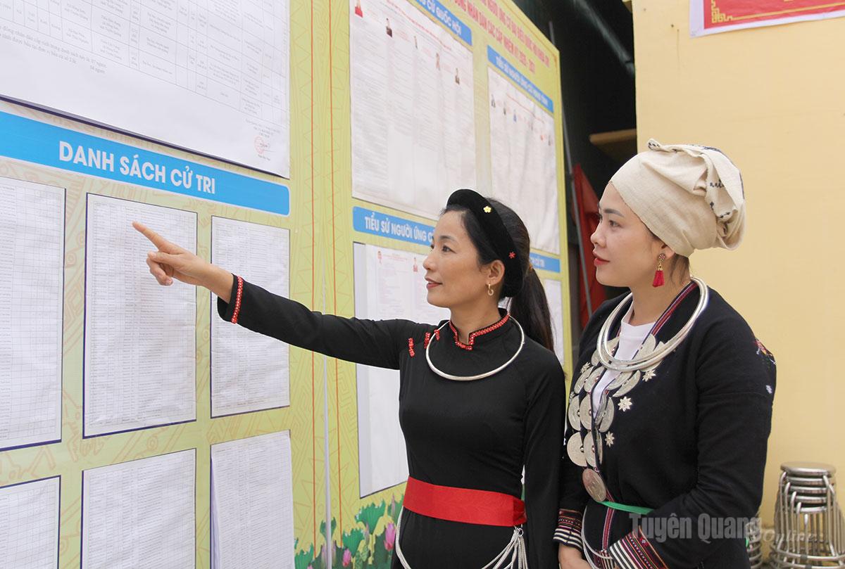 Cử tri xã Hùng Lợi nghiên cứu tiểu sử của các ứng cử viên đại biểu Quốc hội khóa XVI và đại biểu HĐND các cấp nhiệm kỳ 2026 - 2031.