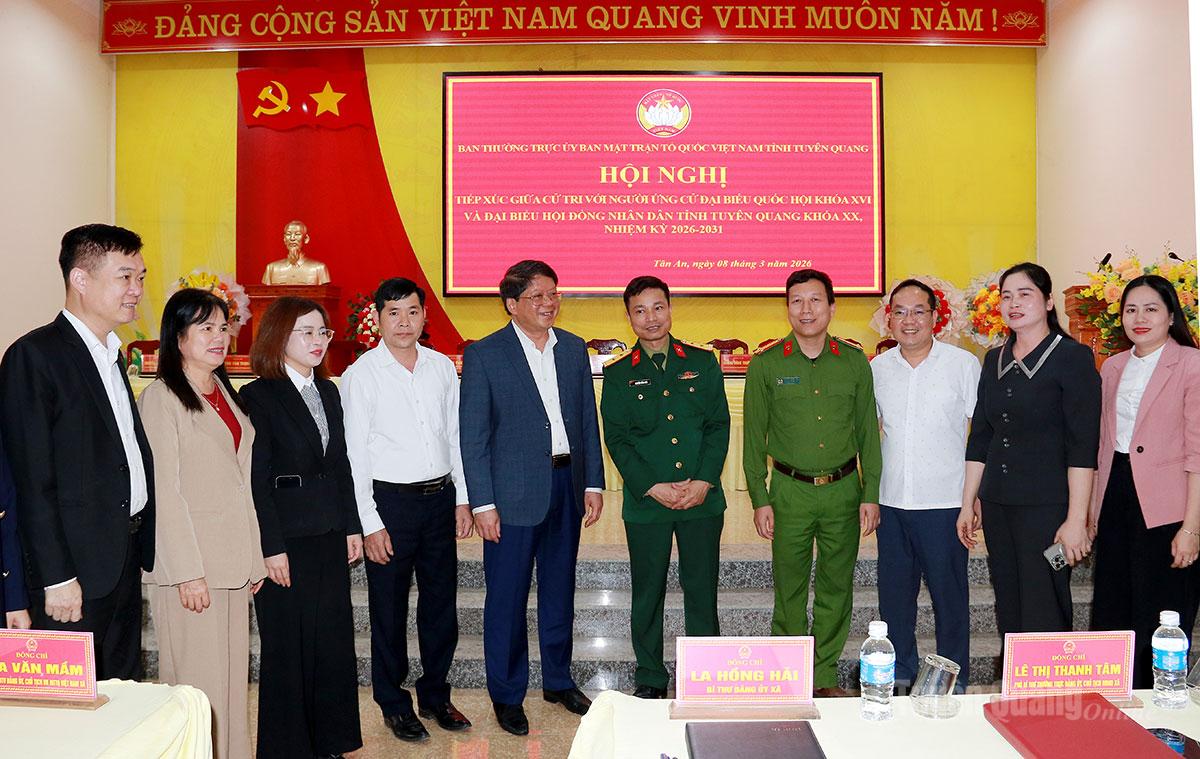 Các ứng cử viên trao đổi với các cử tri xã Tân An.